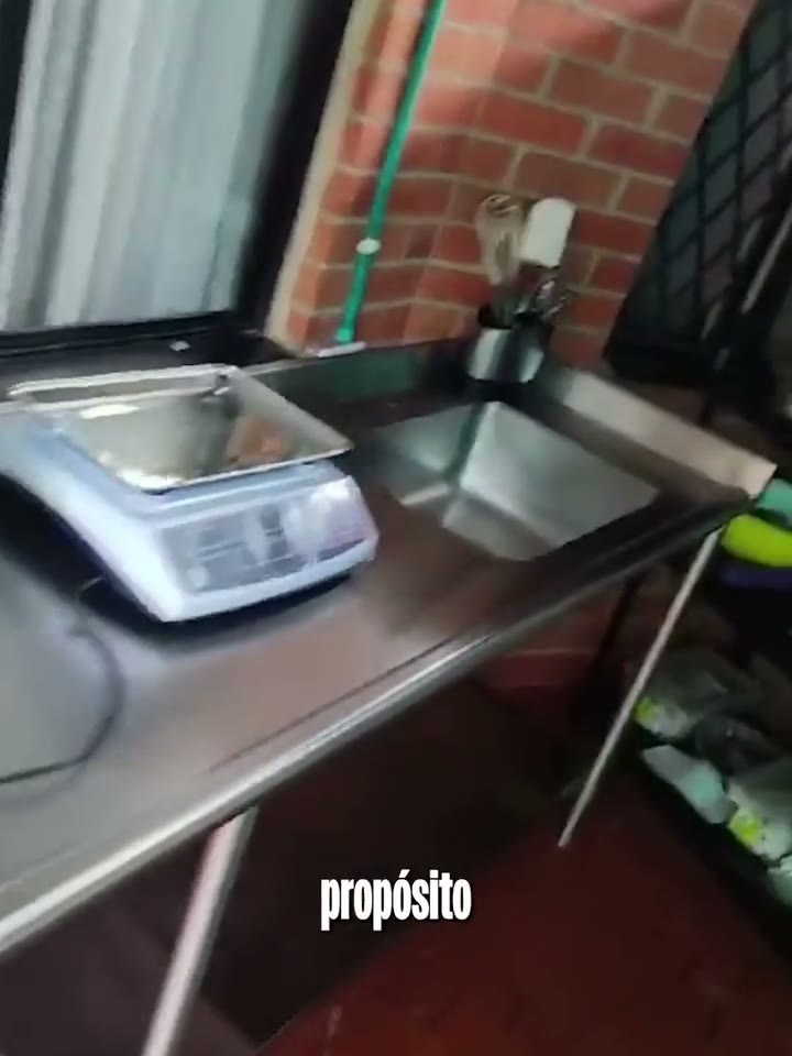 Equipos de cocina de Cheesecake Cali en una cocina afectada