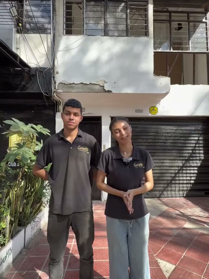 Integrantes de Cocina Mía frente a su local afectado
