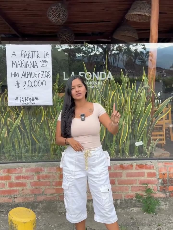 La Fonda Tradicional frente a la fachada del restaurante