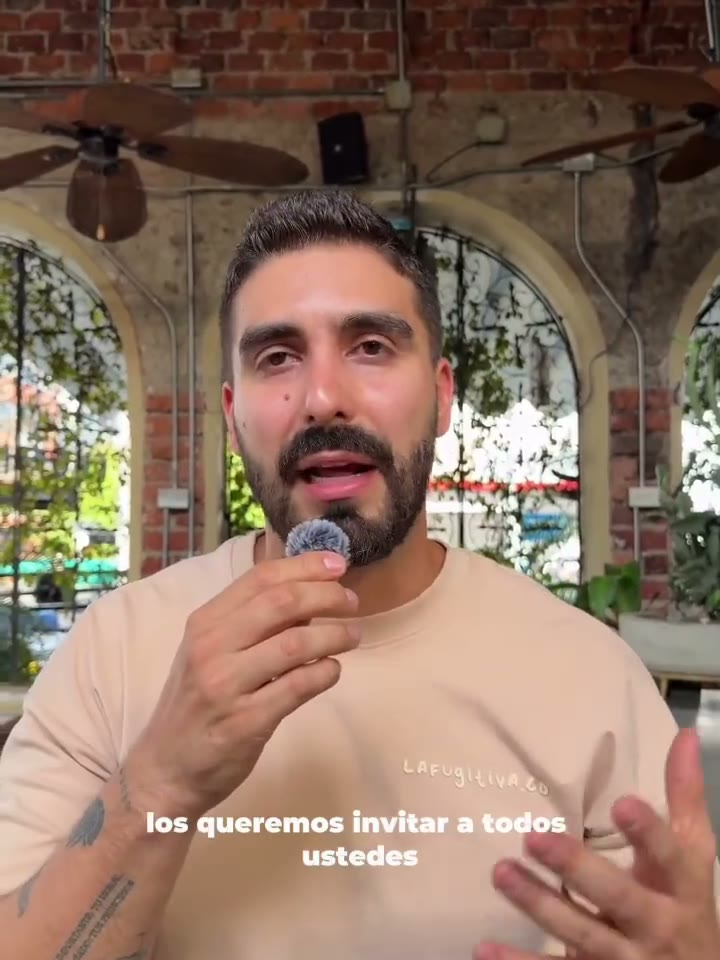 Persona del equipo de La Fugitiva hablando frente a las ventanas del restaurante