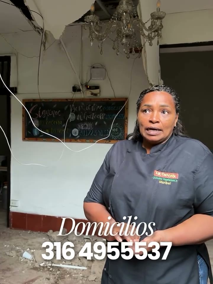 Representante de La Casona Vegetariana frente al restaurante afectado por el sismo