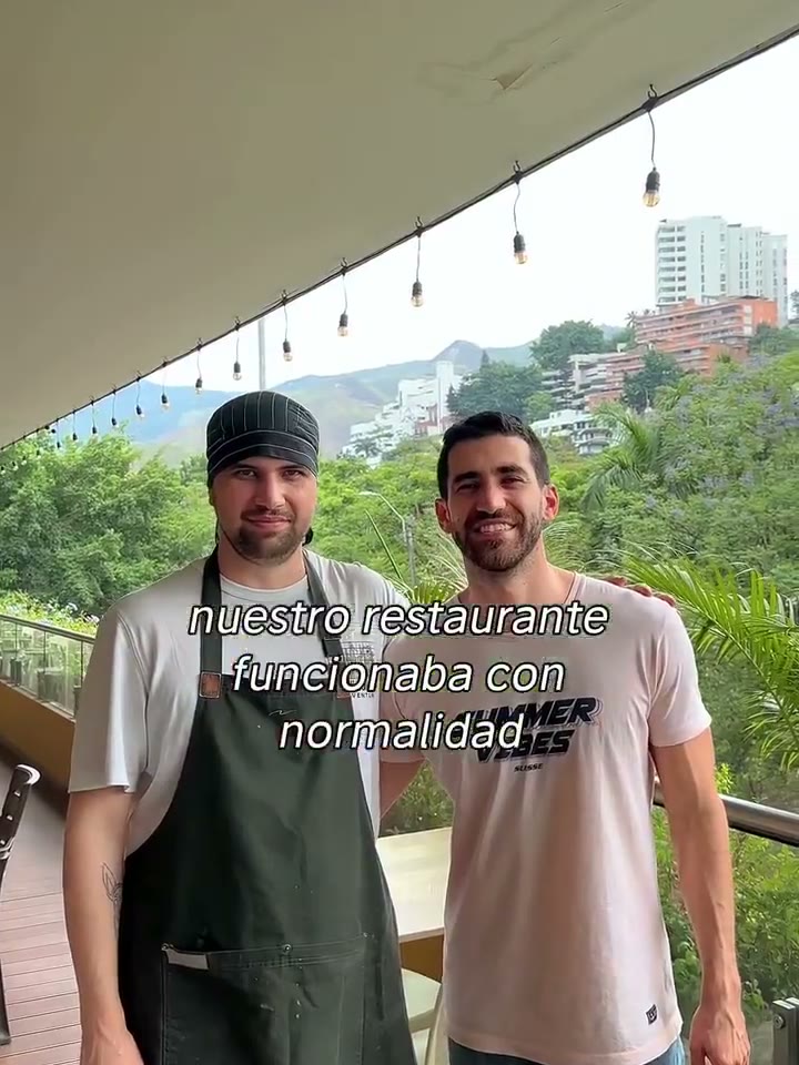 Los dos hermanos de Ostinato en la terraza del restaurante
