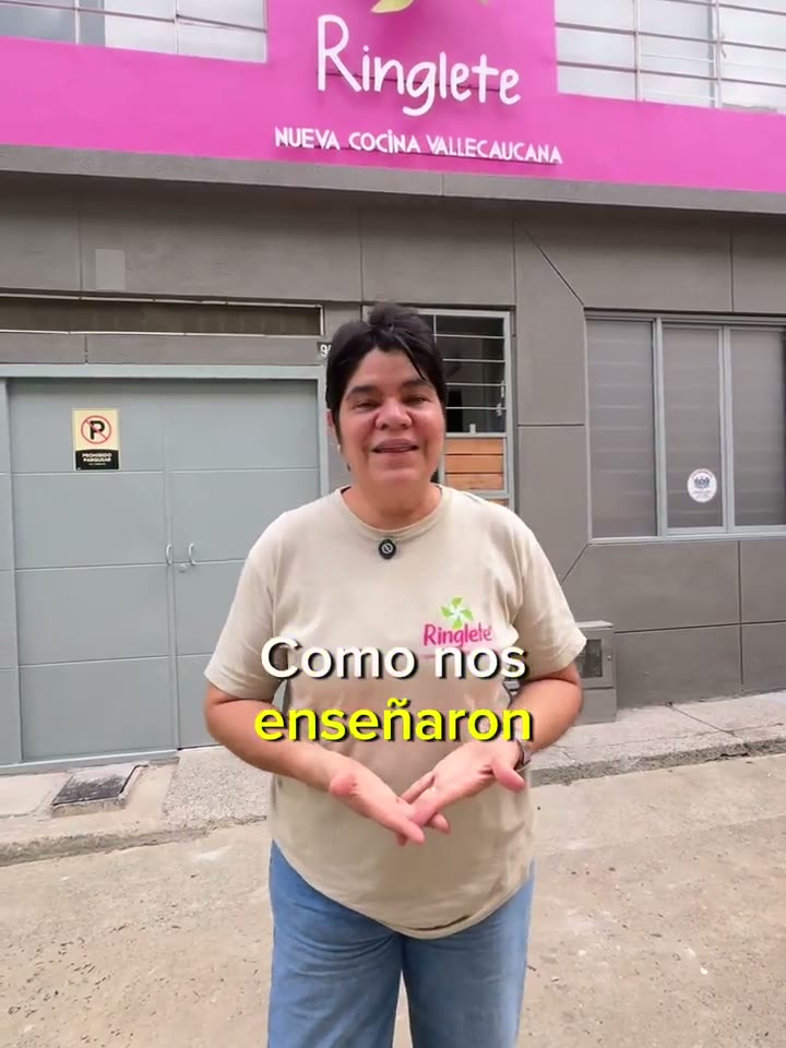 Representante de Ringlete frente a su nueva sede